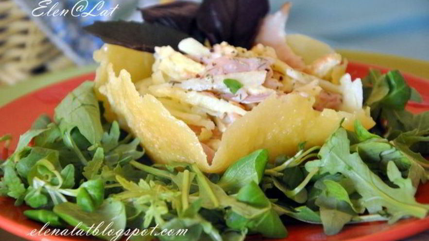 Рецепт итальянского салата с копченой курицей в сырной корзинке