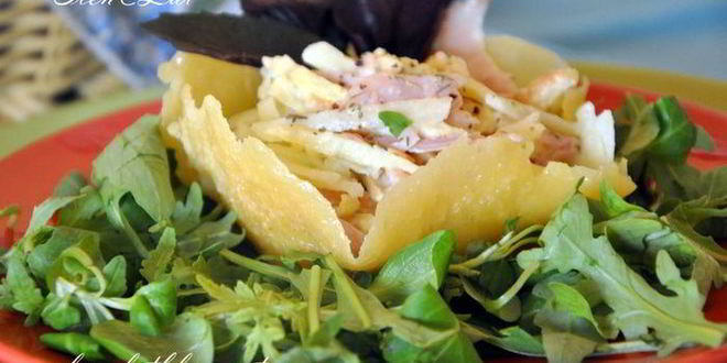 Рецепт итальянского салата с копченой курицей в сырной корзинке