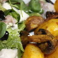 Рецепт Картофеля, запеченного с грибами и салат из слабосоленой сельди