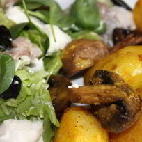 Картофель, запеченный с грибами и салат из слабосоленой сельди