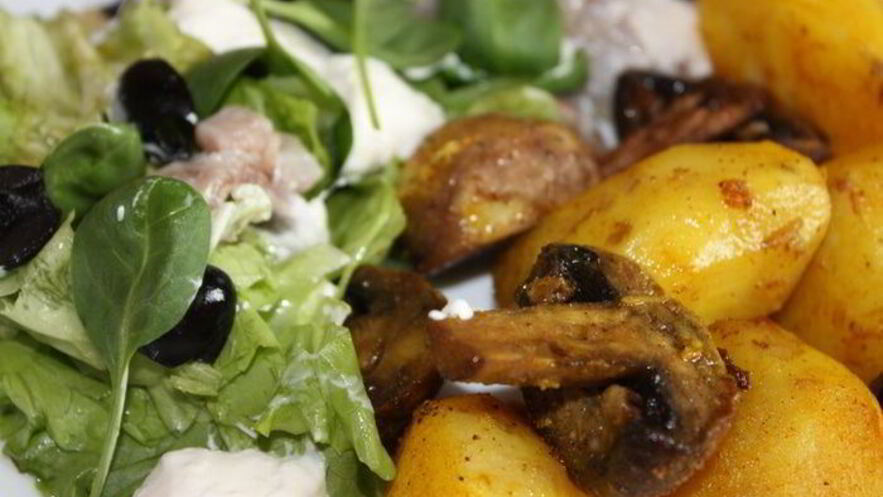 Рецепт картофеля, запеченного с грибами и салат из слабосоленой сельди