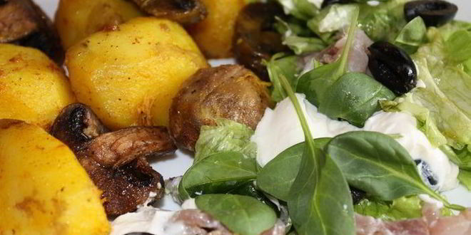 Рецепт картофеля, запеченного с грибами и салат из слабосоленой сельди