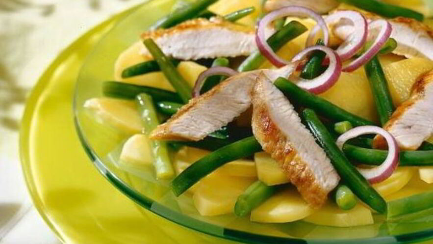 Рецепт картофельно-фасолевого салат с кусочками индейки