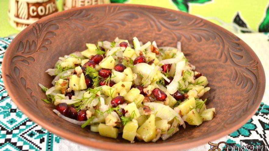 Рецепт картофельного салата с гранатом и грецкими орехами