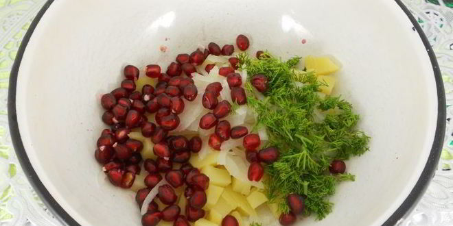 Рецепт картофельного салата с гранатом и грецкими орехами