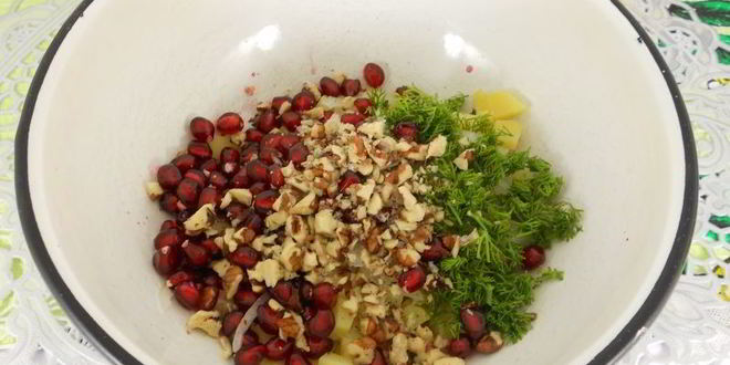 Рецепт картофельного салата с гранатом и грецкими орехами