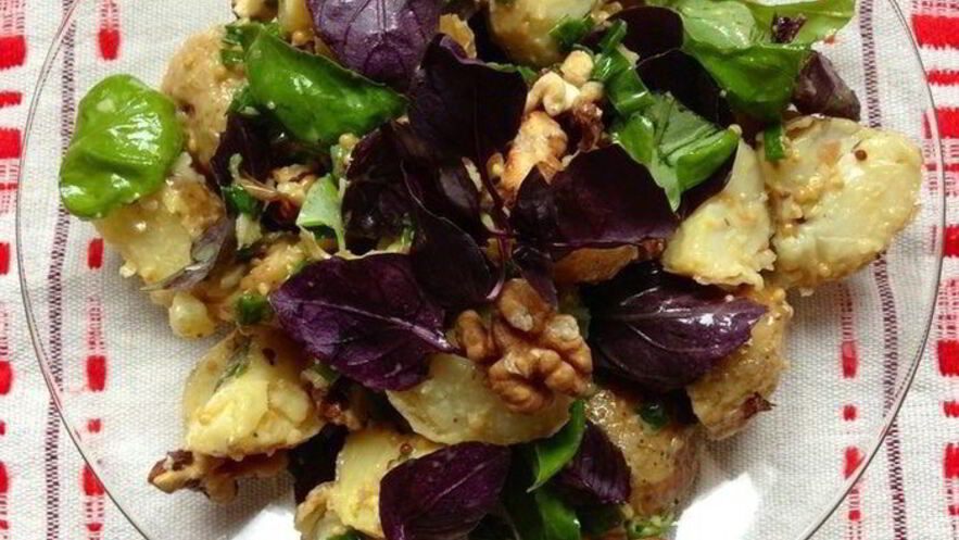 Рецепт картофельного салата с грецким орехом и базиликом