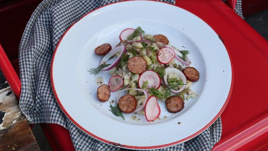 Рецепт картофельного салата с колбасками и беконом