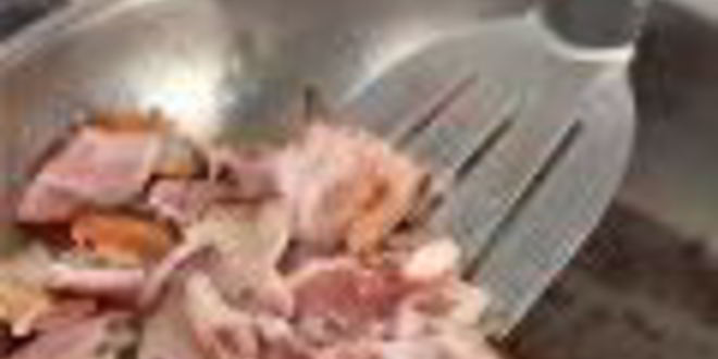 Рецепт картофельного салата с красным луком и беконом