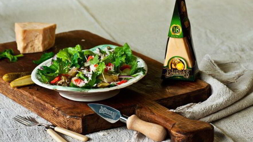 Рецепт картофельного салата с лососем и сыром джюгас