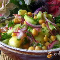 Картофельный салат с нутом и беконом