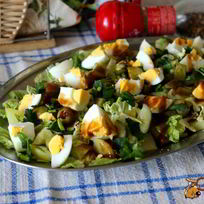 Картофельный салат с яйцом и фаршированными оливками