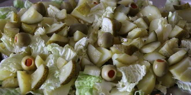 Рецепт картофельного салата с яйцом и фаршированными оливками