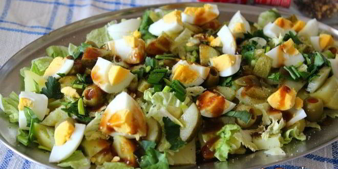 Рецепт картофельного салата с яйцом и фаршированными оливками