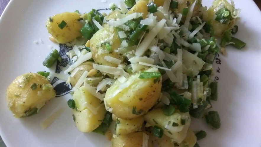 Рецепт салата из молодого картофеля с песто, зеленой фасолью и кедровыми орешками