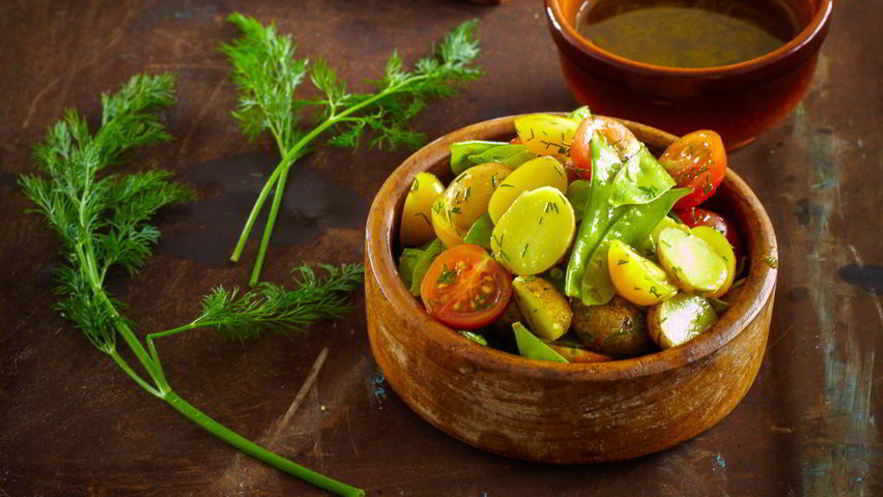 Рецепт салата из молодого картофеля с укропом и хреном