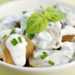 Рецепт Салата с молодым картофелем под сметанным соусом