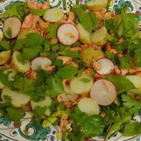 Салат с молодым картофелем, редисом и кижучем