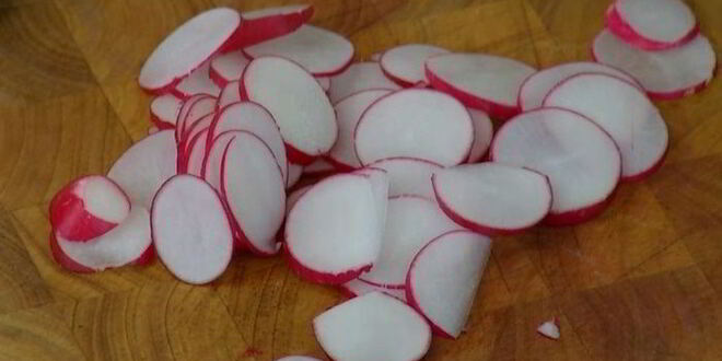 Рецепт салата с молодым картофелем, редисом и кижучем