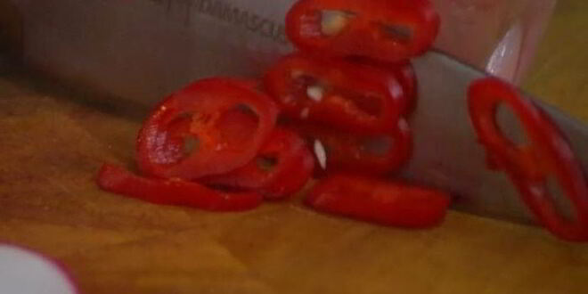 Рецепт салата с молодым картофелем, редисом и кижучем