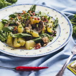 Рецепт Теплого салата с молодым картофелем и хрустящим беконом