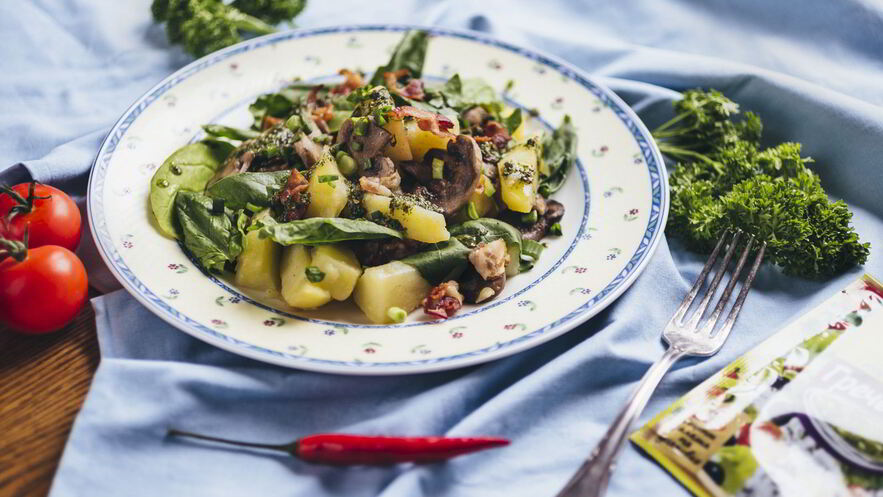 Рецепт теплого салата с молодым картофелем и хрустящим беконом