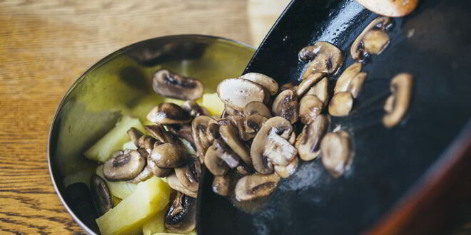 Рецепт теплого салата с молодым картофелем и хрустящим беконом