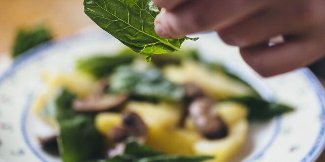 Рецепт теплого салата с молодым картофелем и хрустящим беконом