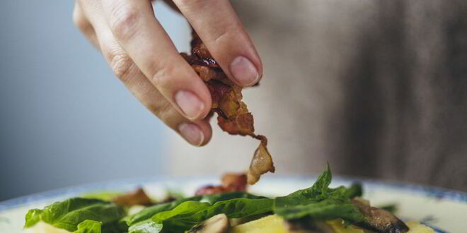 Рецепт теплого салата с молодым картофелем и хрустящим беконом