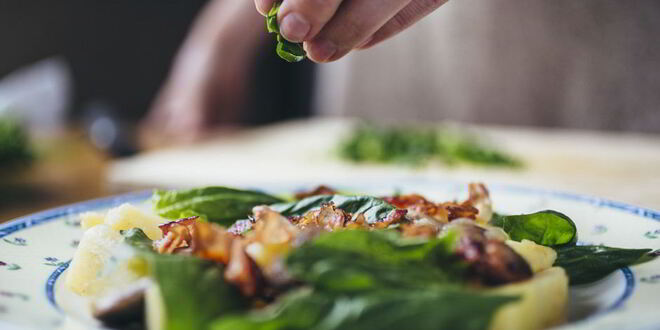 Рецепт теплого салата с молодым картофелем и хрустящим беконом