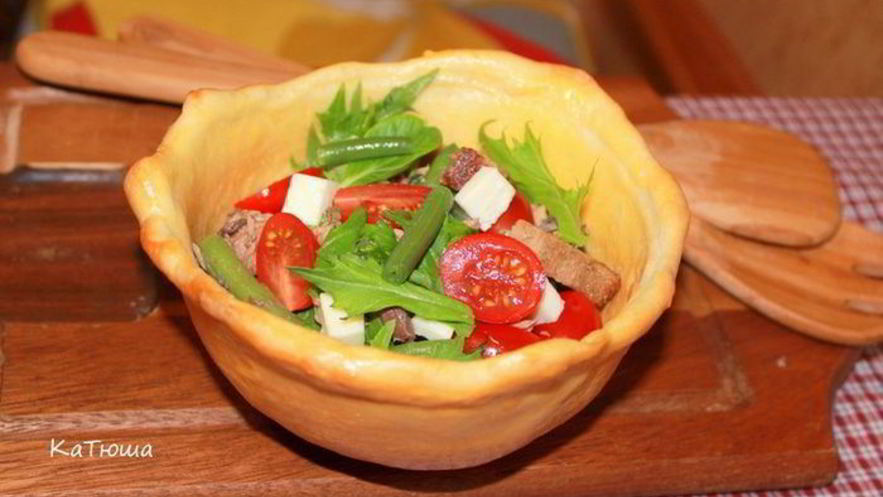 Рецепт кранча-салата с тунцом в съедобной тарелке