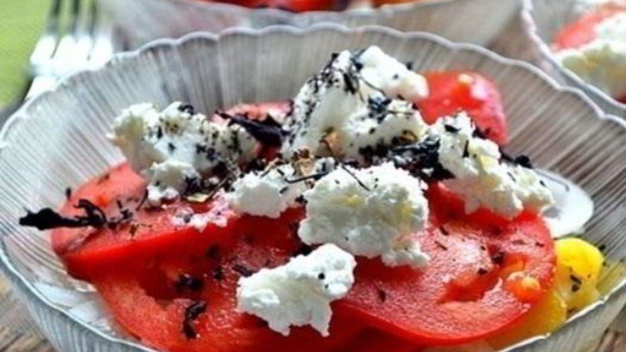 Рецепт летнего салата с томатами и брынзой