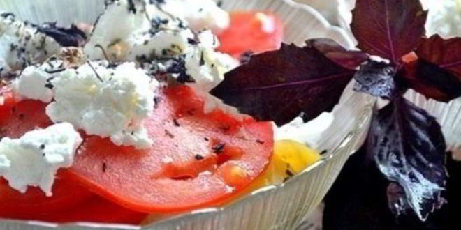 Рецепт летнего салата с томатами и брынзой