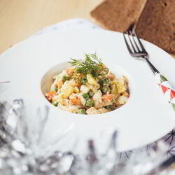 Рецепт Оливье с ароматной куриной грудкой