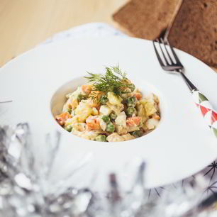 Рецепт Оливье с ароматной куриной грудкой