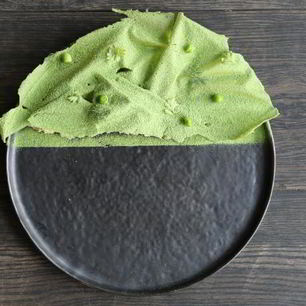 Рецепт Оливье с домашним майонезом на жженом масле и чипсами из зеленого горошка