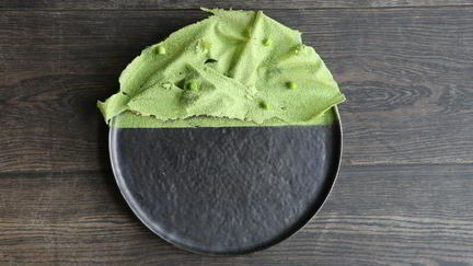 Рецепт Оливье с домашним майонезом на жженом масле и чипсами из зеленого горошка