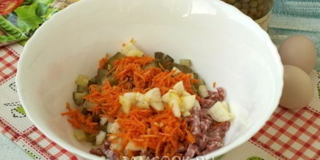 Рецепт оливье с колбасой и корейской морковью