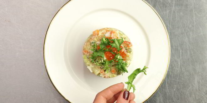 Рецепт оливье с копченой рыбой и камчатским крабом