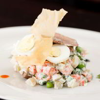 Оливье с курицей, сельдерем и цветной капустой