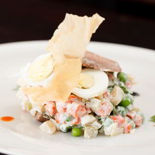 Рецепт Оливье с курицей, сельдерем и цветной капустой