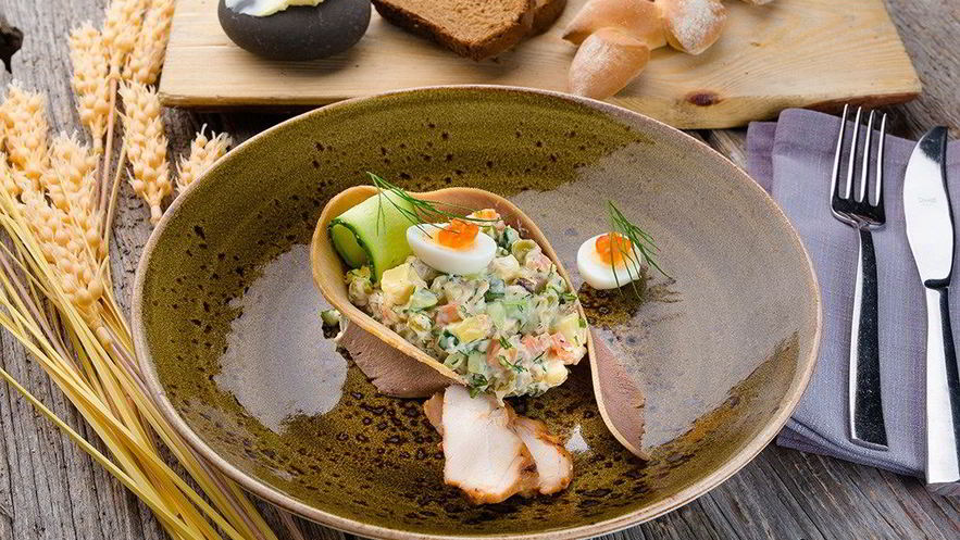 Рецепт оливье с печеным картофелем, курицей и говяжьим языком