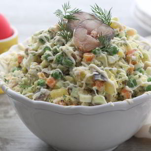 Рецепт Оливье со скумбрией горячего копчения