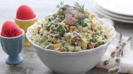 Рецепт Оливье со скумбрией горячего копчения