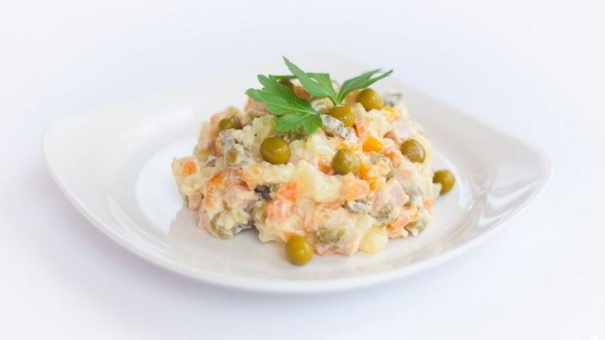 Рецепт оливье со свининой