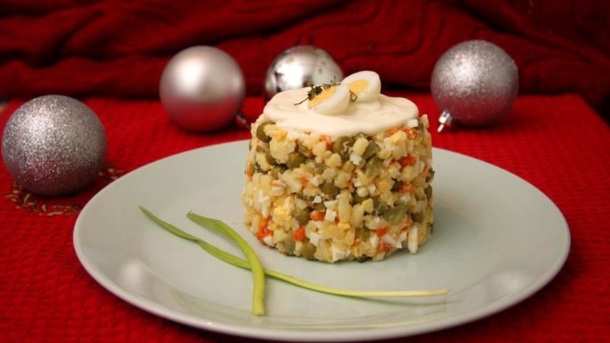 Рецепт праздничного оливье с курицей