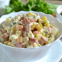 Салат Оливье классический с колбасой