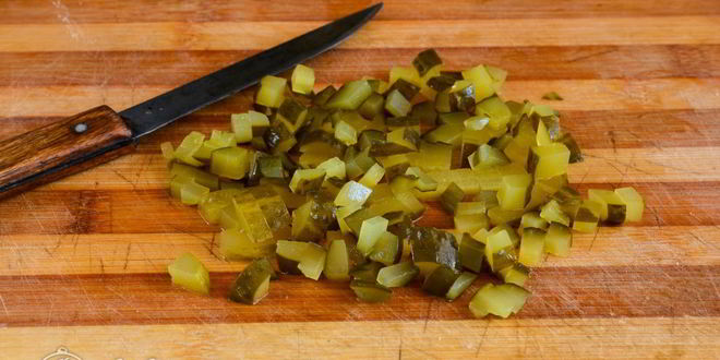 Рецепт салата оливье с колбасой без моркови