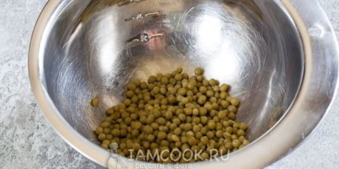 Рецепт салата оливье с колбасой и свежим огурцом