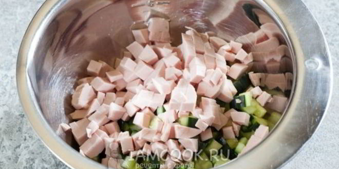 Рецепт салата оливье с колбасой и свежим огурцом